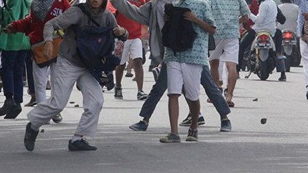 Heboh Warga di Makassar Bentrok Sewaktu Polisi Nongkrong Tak Jauh dari Tempat Perkara