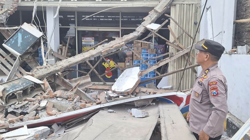 Viral Bangunan Indomaret di Wonokerto Malang Roboh, Dua Pekerja AC Luka, Satu Patah Tulang