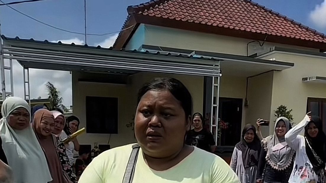 Momen Haru Penjual Donat Dapat Hadiah Rumah dan Uang Rp155 Juta dari Bule, Nangis Tak Percaya Impian Tercapai