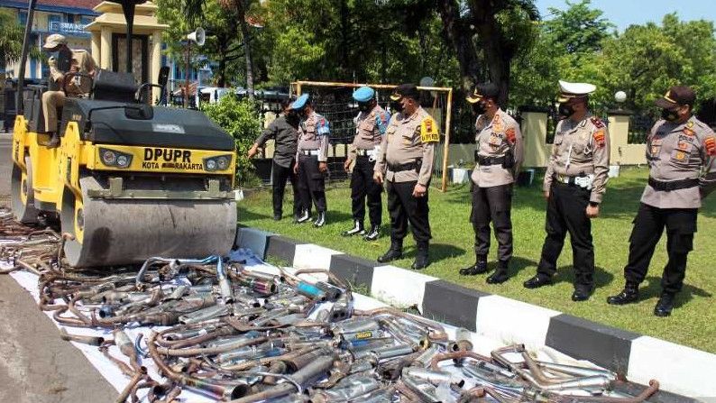 Aksi Polisi Musnahkan Ribuan Knalpot 'Brong', Dilindas Alat Berat dan Dipotong