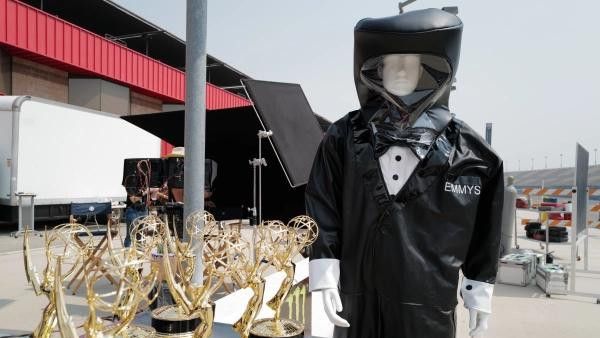Piala Emmy Awards Diantar oleh Petugas Berpakaian APD Tuxedo
