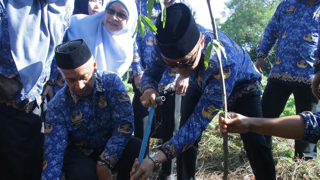 Hari Pertama Kerja, Pj Gubernur Zudan Buat Gerakan Sulsel Menanam, Satu Pohon Tiap KK