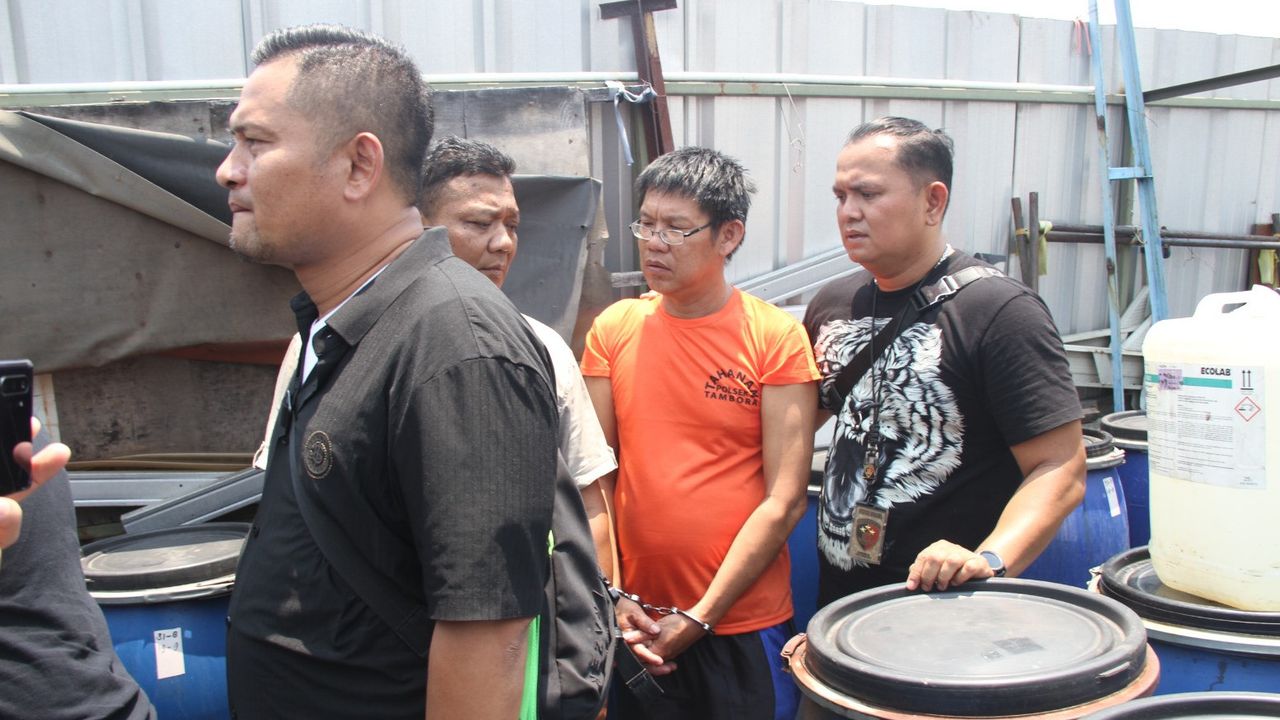 Polisi Gerebek Pabrik Ciu Ilegal Berkedok Tempat Konveksi di Jakbar, 1 Orang Ditangkap