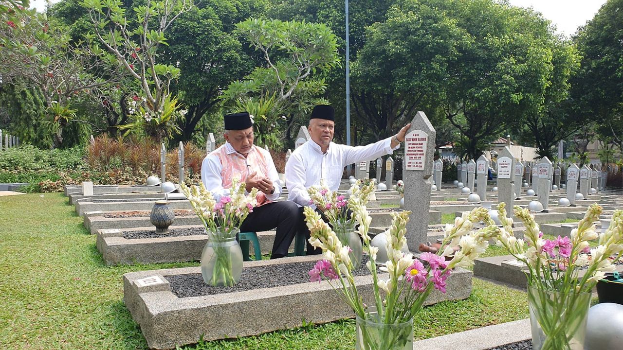 Maju Pilgub Jabar, Syaikhu-Ilham Ziarah ke Makam BJ Habibie