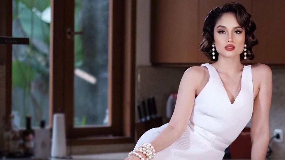 Pose Seksi Cinta Laura Pakai Dress Putih Duduk di Atas Meja Jadi Sorotan, Netizen: Marilyn Monroe Indonesia!