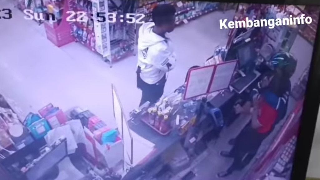 Viral! Aksi Perampokan Bersenpi di Minimarket Jakbar, Uang Rp6 Juta dan Rokok Digasak
