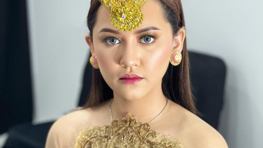 Punggung Mulus, 5 Potret Terbaru Happy Asmara yang Anggun Saat Pakai Gaun Backless