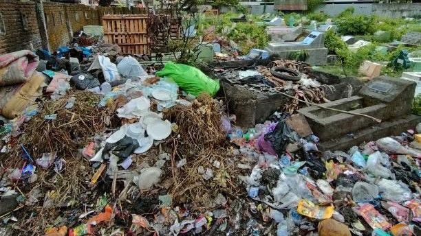 Kuburan Ditimbun Sampah di Makassar Apakah Efek dari Panasnya Pilkada?