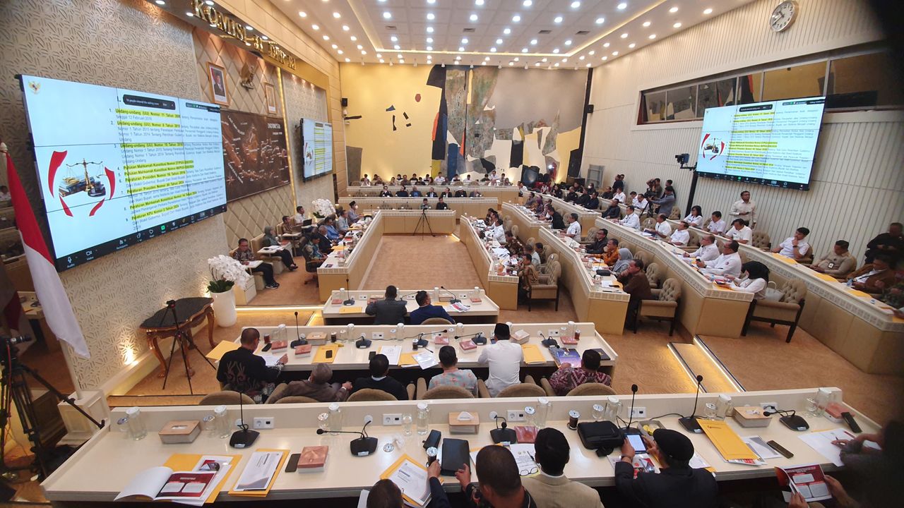 Komisi II DPR Rapat Bareng Mendagri dan KPU Bahas Opsi Pelantikan Kepala Daerah