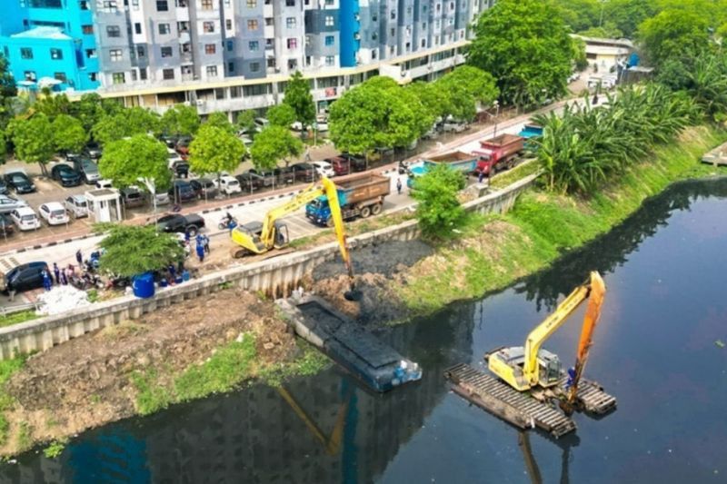 Lumpur Sungai dan Waduk di Jakarta Mulai Dikeruk untuk Cegah Datangnya Banjir