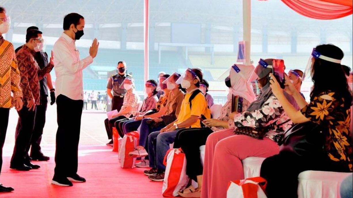 Jokowi Kunjungi Bekasi, Puji Kecepatan Vaksinasi 10 Ribu Orang