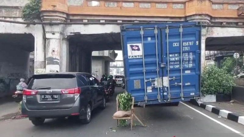 Detik-Detik Truk Kontainer Nyangkut di Kolong Jembatan Kereta di Jaktim