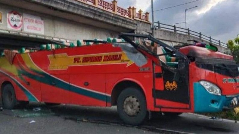 Viral, Penampakan Atap Bus Hilang Setelah Melewati Flyover di Padang Panjang, 17 Penumpang Luka-luka