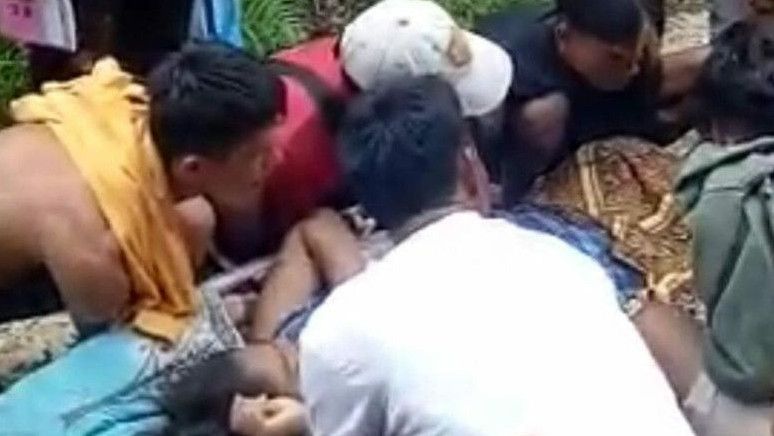 Aksi Heroik Warga Solok Sumbar Tandu Wanita yang Akan Melahirkan Sejauh 11 Kilometer