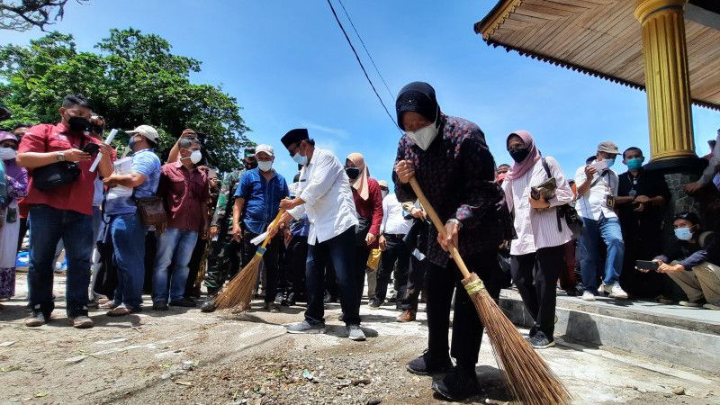 Walau Dihujat Netizen, Mensos Risma Santai Menyapu Halaman Makam di Padang Pariaman