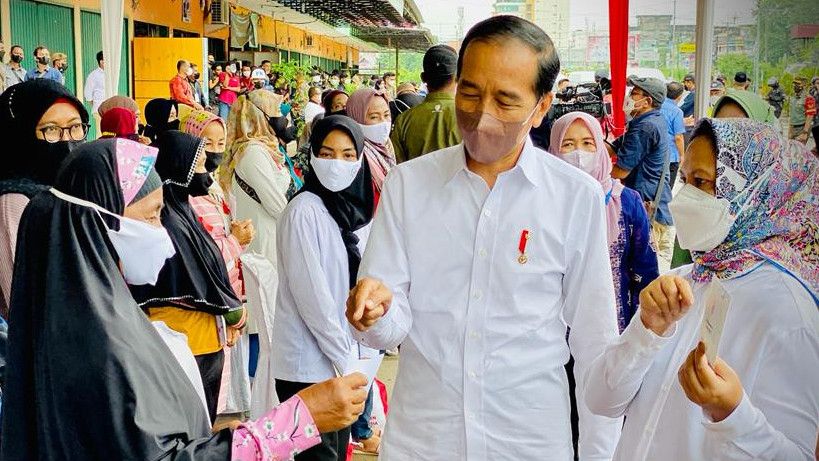 Momen Jokowi Beri Bantuan BLT Minyak Goreng ke Pedagang di Pasar Angso Duo Jambi: Rp300 Ribu Buat Beli Apa?