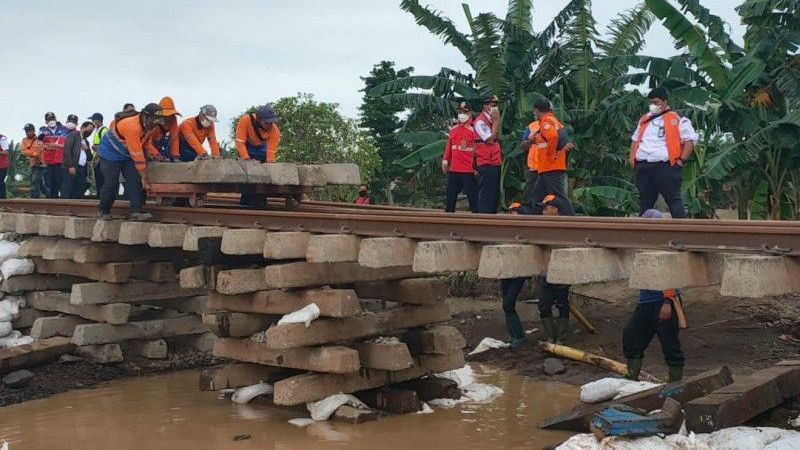 Banjir Mulai Surut, Jalaur Kereta Api di Bekasi Mulai Diperbaiki
