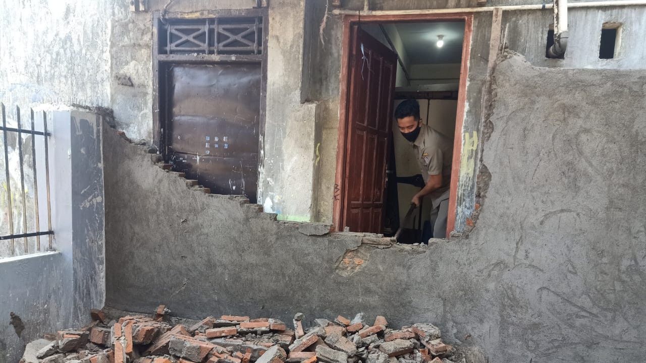 Masalah Selesai, Tembok yang Palang Pintu Rumah Tahfiz Dibongkar Satpol PP