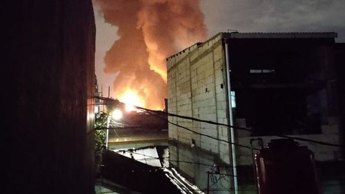Damkar Terjunkan 37 Unit Mobil dan 135 Personel untuk Padamkan Kebakaran di Depo Pertamina Plumpang