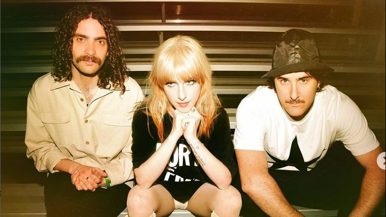 Hayley Williams Alami Infeksi Paru-paru, Paramore Tunda Tur