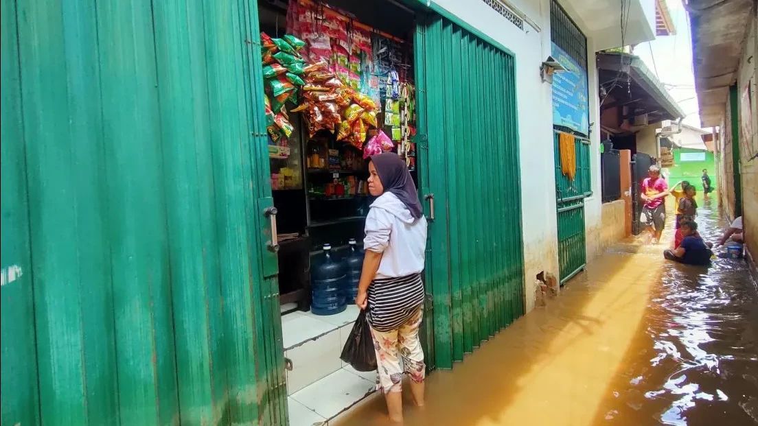 Pantang Tutup, Warung Sembako di Kebon Jeruk Jakbar Tetap Buka Meski Banjir
