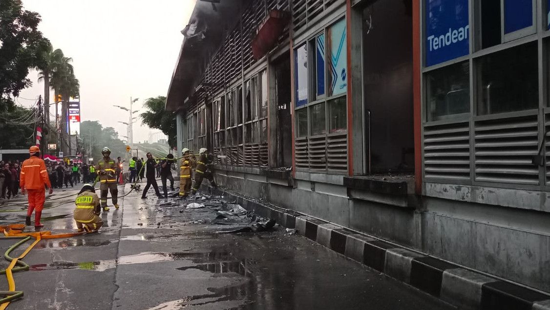 Halte Transjakarta Tendean Terbakar, Damkar: Dugaan Sementara karena Korsleting Listrik