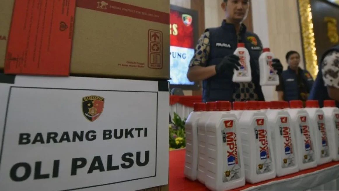 Polisi Bongkar Praktik Produksi Oli Palsu di Tangerang, 8 Orang Ditangkap