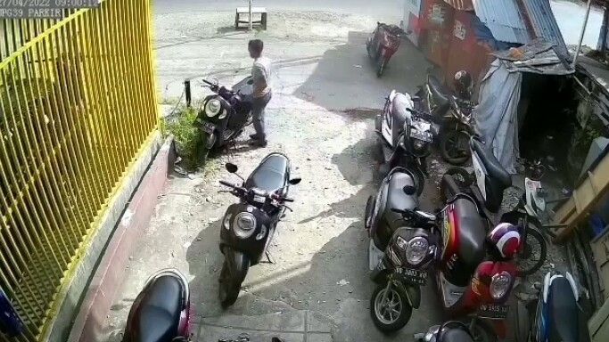 Aksi Santai Pencuri di Makassar Bawa Kabur Motor Scoopy Terekam CCTV