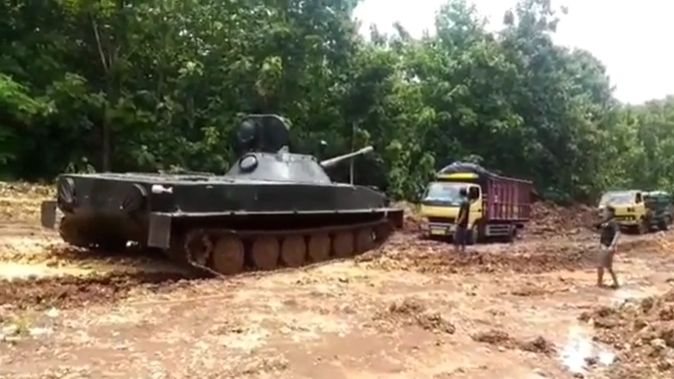 Viral Tank Marinir Derek Truk di Jalanan Berlumpur, Netizen: NKRI Harga Mati!