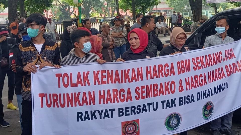 Emak-Emak di Medan Demo Tolak Kenaikan BBM: Rakyat Tertindas