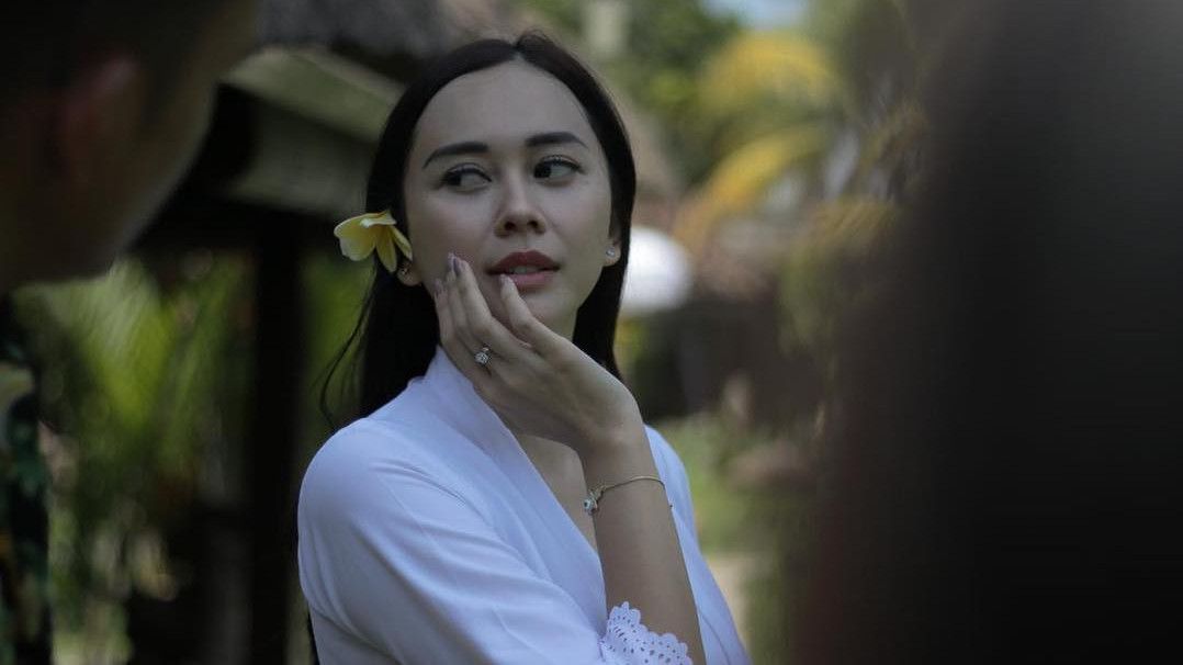 Bikin Netizen Terpesona, Potret Cantik Aura Kasih yang Kenakan Pakaian Adat Bali