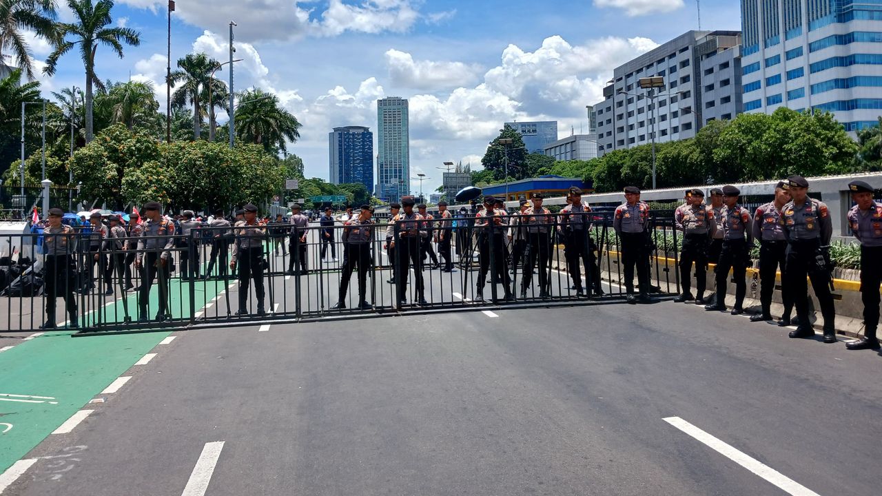 Imbas Demo di Depan Gedung DPR, Jalan Gatot Subroto Arah Grogol Ditutup