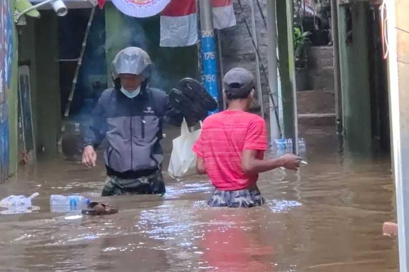 Warga Kebon Pala Jakarta Timur Kebanjiran Usai Kali Ciliwung Meluap, Kasihan