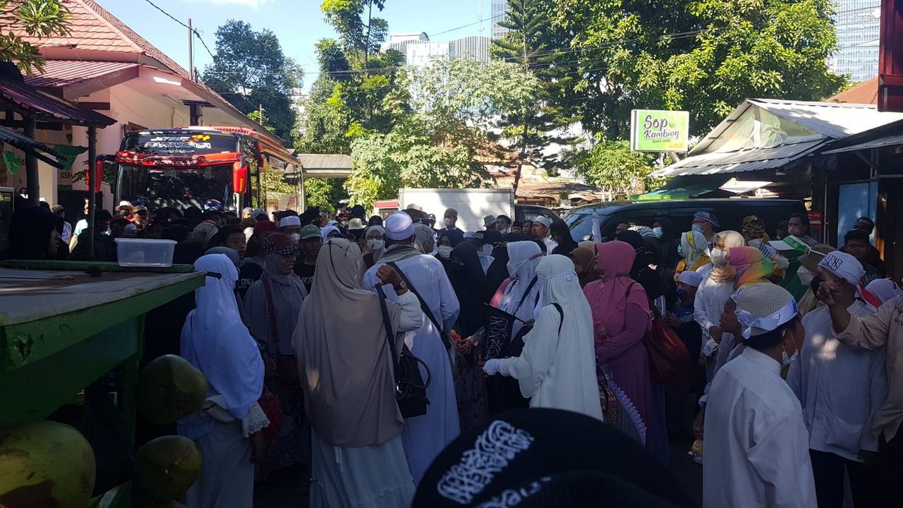 Polisi Kerahkan Mobil 'Raisa' Bubarkan Massa 212 di Menteng, Massa: Wo, Panik