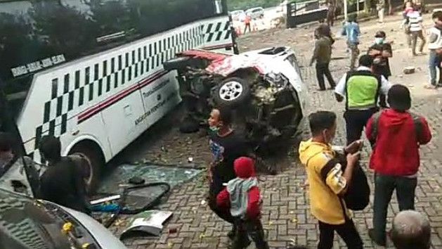 Rem Blong, Cahaya Bakti Utama Tabrak 4 Mobil Karyawan PT MSJ di Cadas Ngampar Bogor