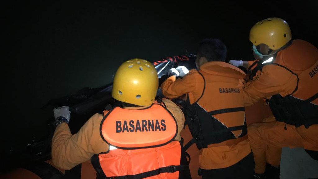 Detik-detik Penemuan Jenazah Pekerja Bongkar Muat yang Terjatuh ke Laut saat Makan di Pelabuhan Belawan
