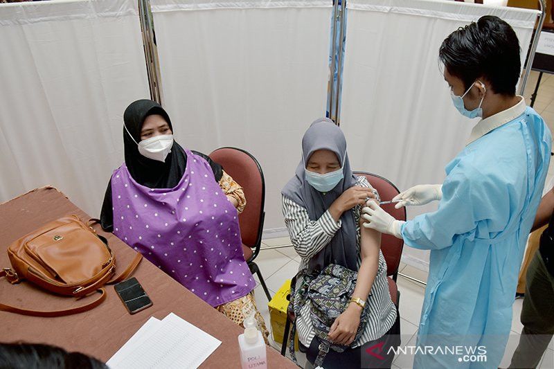 Vaksin COVID-19 Gotong Royong, Pengamat Ingatkan Soal Pemotongan Upah Pekerja