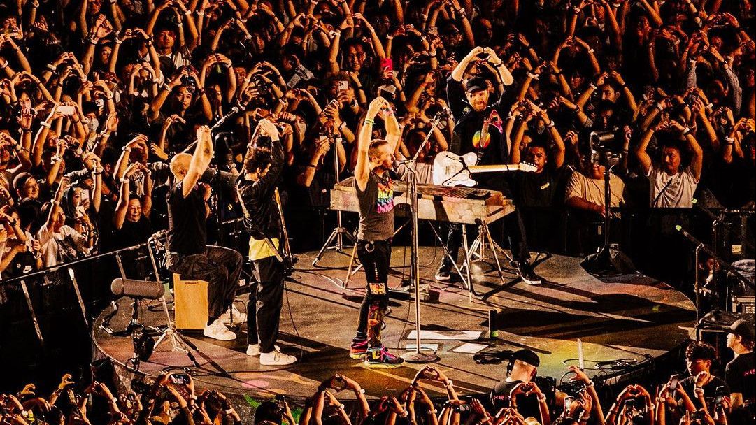 Bawakan Pantun Saat Coldplay Konser di GBK, Aksi Kocak Chris Martin: Boleh Dong Pinjam Seratus