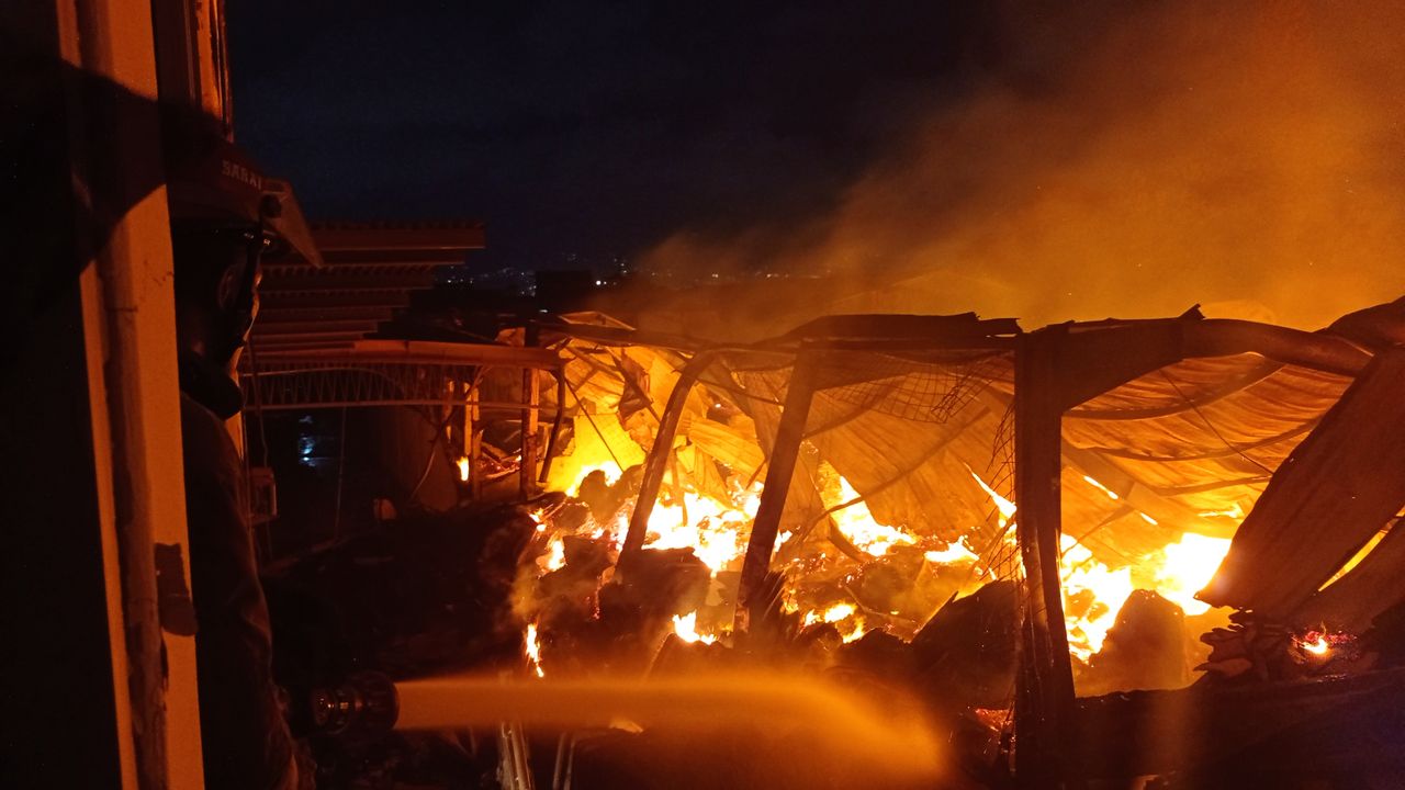 Betapa Lamanya Api Berkobar dan Membakar Gudang Tripleks di Bandung, Damkar Kesulitan