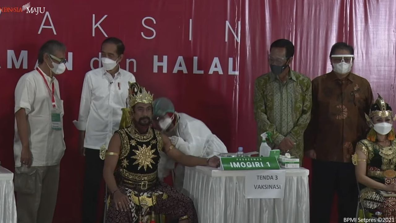 Jokowi Saksikan Langsung Ratusan Seniman dan Budayawan di Yogyakarta Disuntik Vaksin