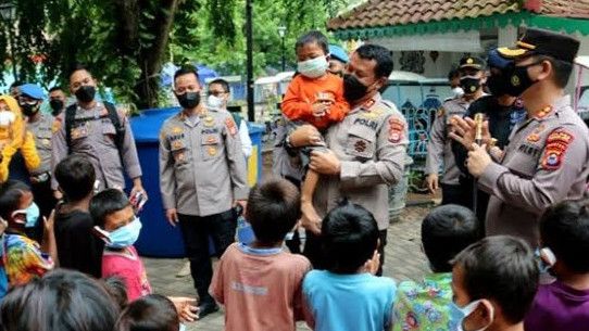 Kapolda Banten dan Jajarannya Hibur Korban Terdampak Banjir di Serang