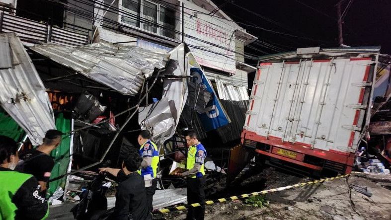 Ngeri! Truk Tronton Tabrak Ruko di Semarang, Dua Orang Tewas