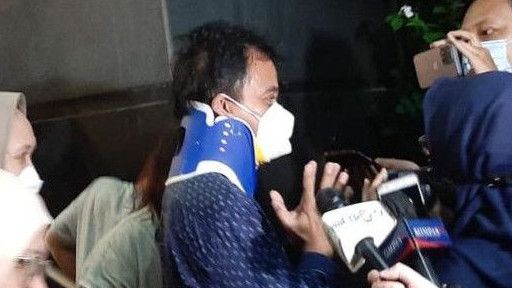 Eko Kuntadhi Sindir Roy Suryo yang Pakai Penyangga Leher Usai Diperiksa Polda Metro Jaya: Mas Roy Salah Bantal?