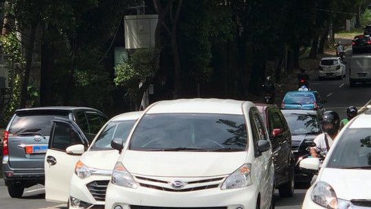 Jangan Ditiru! Tak Direm Tangan, Mobil Parkir Ini Meluncur dan Celakai Orang Lain di Jakarta