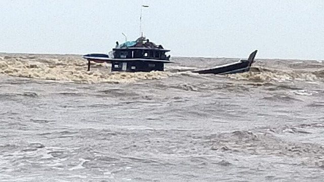 Dihantam Ombak, Kapal Pengangkut Sawit di Jambi Ini Tenggelam