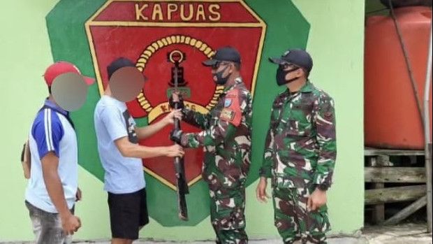 Satgas TNI Sita Satu Pucuk Senjata Rakitan Dari Warga di Perbatasan
