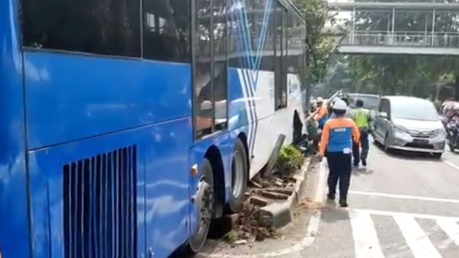Penampakan Bus TransJakarta Nabrak Trotoar Akibat Hilang kendali di Radin Inten Duren Sawit