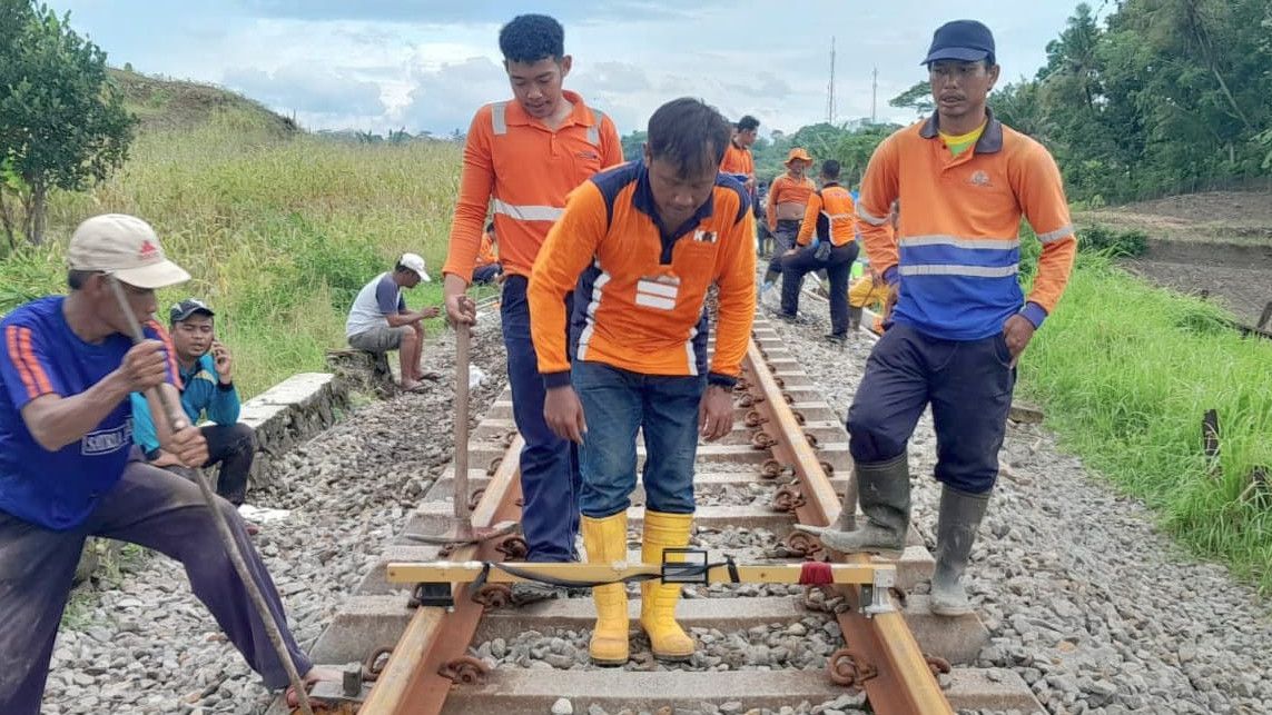 Perbaikan Rel Kereta yang Amblas di Cilacap Selesai, KAI Mohon Maaf