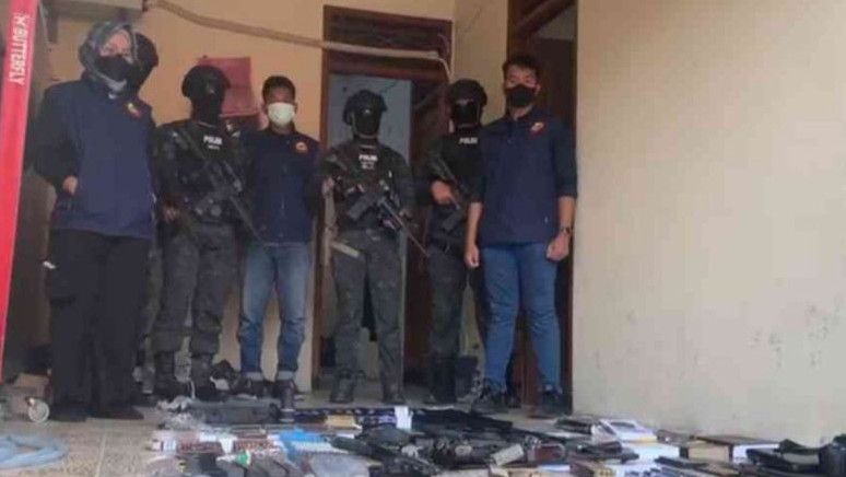 Geledah Rumah Terduga Teroris di Bekasi, Kapolda Metro Jaya: Ada Senpi Laras Panjang dan Bendera ISIS