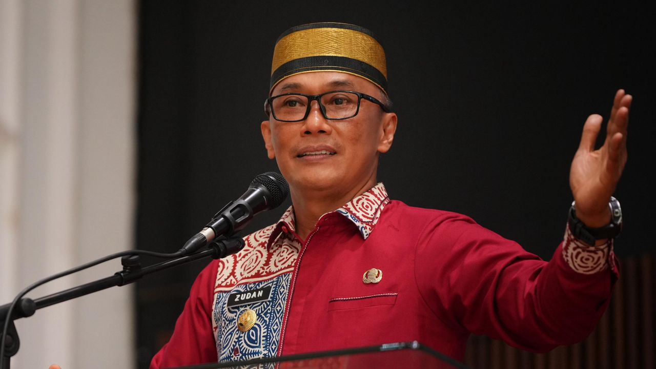 Pj Gubernur Sulsel Zudan Siapkan Beasiswa Doktor untuk Guru Berprestasi di Toraja Utara